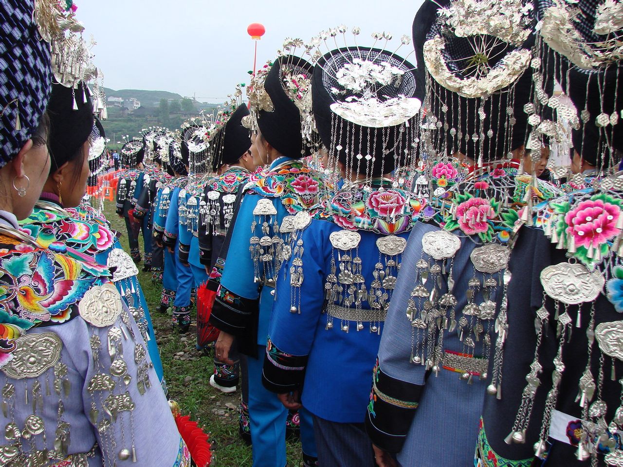 传统文化 衣冠服饰 花带是松桃苗族的生活常用品,既可作系物