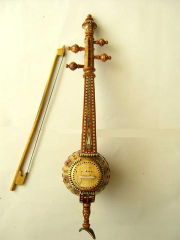 美丽与悦耳并重的新疆民族乐器