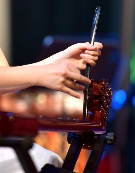 高东风 摄6月24日,广西歌舞剧院民族乐团演员在演奏独弦琴乐曲.