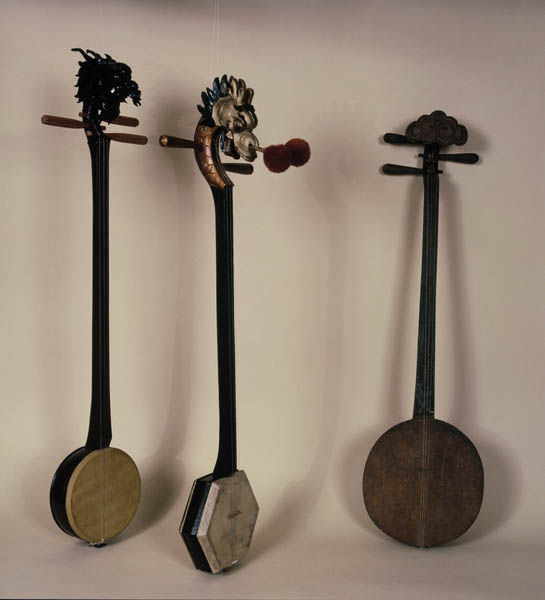 使白族龙头三弦既是一件可供弹奏的民间乐器,又是一件可供观赏,收藏的