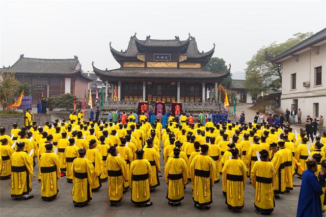 东汉祖天师张道陵即有祭天,地,水仪式,其最初范本即《三官手书》.