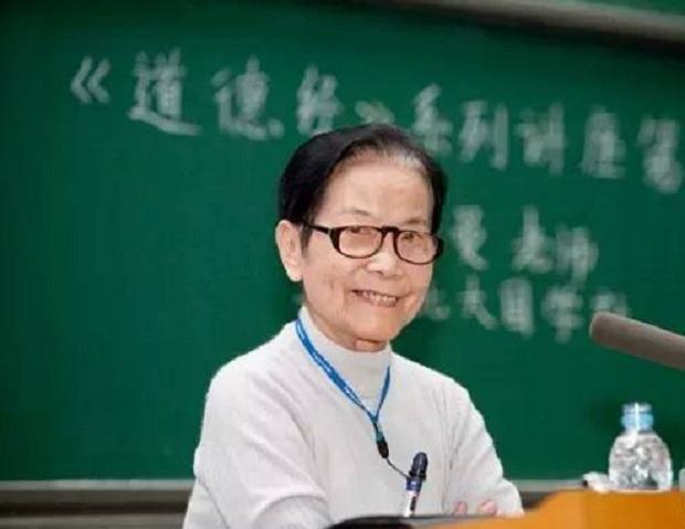 叶曼女士(资料图)文:净念居士店里的厨房门前,厨师正在死拉硬拽着一只